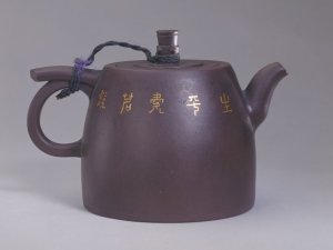 宜兴窑“阿曼陀室”款紫砂描金山水纹茶壶