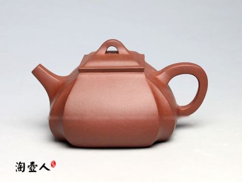 蒋春音制抽角四方壶