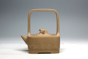 宜兴紫砂名家施小马作品《雀啼壶》