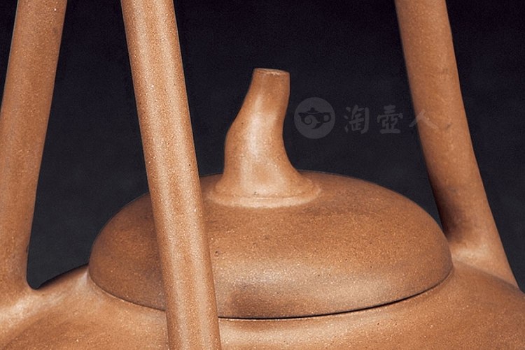 何心舟制石林何氏款《三叉提梁壶》