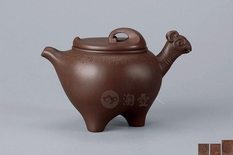 当代 徐秀棠制三足凤首壶