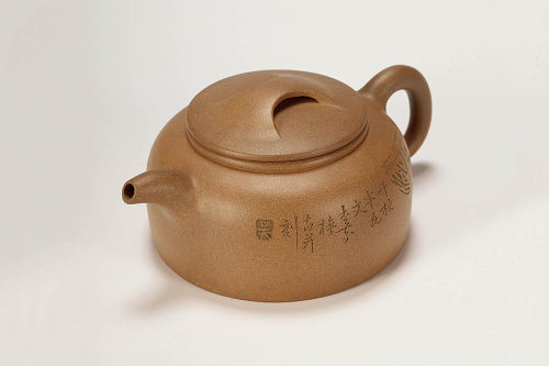 程寿珍制杏芬刻《段泥牛盖莲子壶》