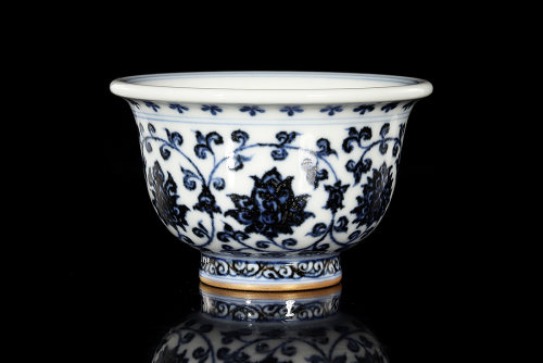 永乐缠枝莲青花压手杯(足描金)