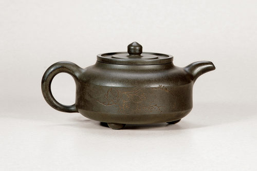 俞国良制岩如刻《三足周盘壶(锡山俞传款)》