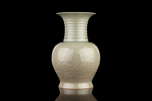 弦纹刻花凤尾瓶